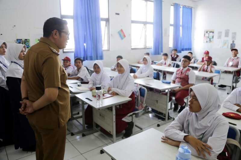 Wali Kota dan Wakil Wali Kota Tangerang Tinjau MPLS Ke Sekolah 