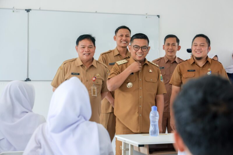 Kadis Pendidikan Provinsi Banten Dampingi Gubernur Tinjau Kegiatan MPLS di SMKN 12 Kota Tangerang 