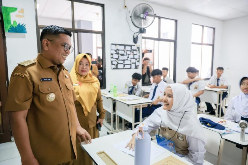 Tinjau MPLS, Gubernur Andra Soni Tegaskan Komitmen Perluas Akses Pendidikan