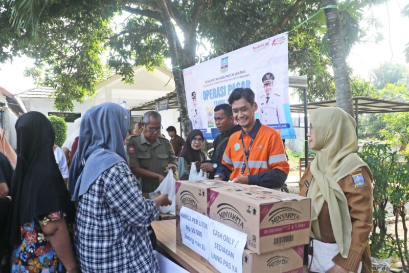 Operasi Pasar Diskoumperindag Kabupaten Serang di Kramatwatu Diserbu Emak-emak 