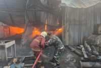 Babinsa Koramil 02/Btc Respon Cepat Bantu Damkar