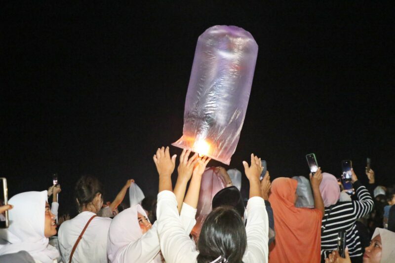 Panjatkan Doa, Ribuan Lampion Diterbangkan di Festival Ciomas Ngabring 2026Panjatkan Doa, Ribuan Lampion Diterbangkan di Festival Ciomas Ngabring 2026