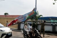 Kecamatan Jatiuwung Tertibkan PKL dan Spanduk Liar Secara Persuasif