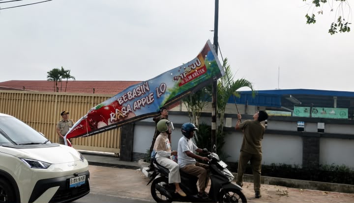 Kecamatan Jatiuwung Tertibkan PKL dan Spanduk Liar Secara Persuasif
