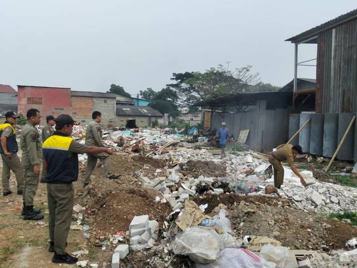 Jangan Sembarangan Bakar Sampah di Kota Tangerang, Kenali Aturan dan Sanksinya
