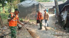 Koramil 02/Batuceper Bersama Warga Bersihkan Tumpukan Sampah di Jurumudi