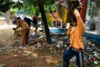 Sambut HUT RI, Pemkot Tangerang Gencarkan Pembersihan Median Jalan
