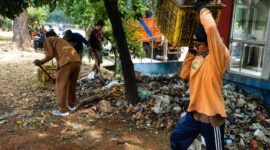 Sambut HUT RI, Pemkot Tangerang Gencarkan Pembersihan Median Jalan
