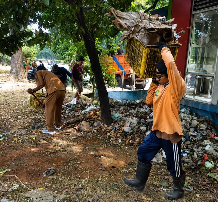 Sambut HUT RI, Pemkot Tangerang Gencarkan Pembersihan Median Jalan
