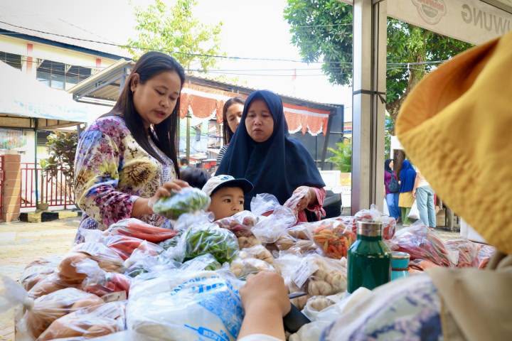 Hadirkan Sembako Terjangkau, Gerakan Pangan Murah di Kelurahan Manis Jaya Diserbu Warga