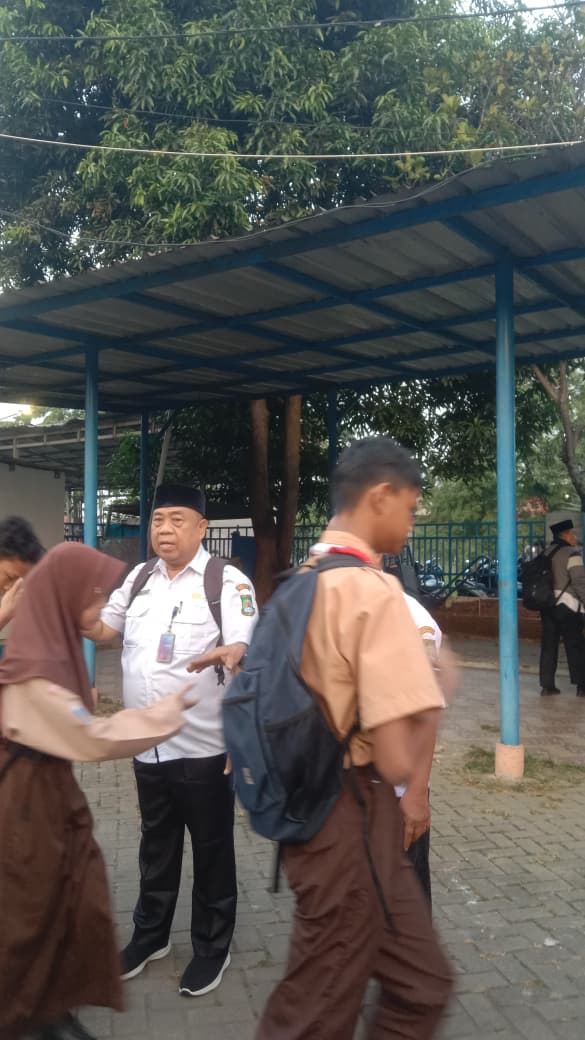 Implementasi Pendidikan Karakter di SMPN 24 Kota Tangerang Dimulai Sejak Siswa Tiba di Gerbang Sekolah
