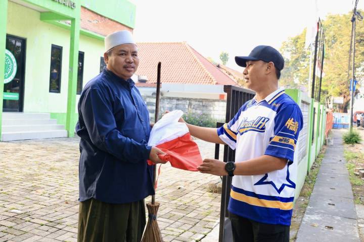 Sambut HUT RI, Pemkot Tangerang Gerakkan Aksi Bersih Lingkungan dan Pembagian Bendera
