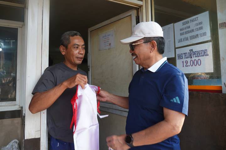 Sambut HUT RI ke-81, Sachrudin Pimpin Aksi Bersih Kota dan Pembagian Bendera