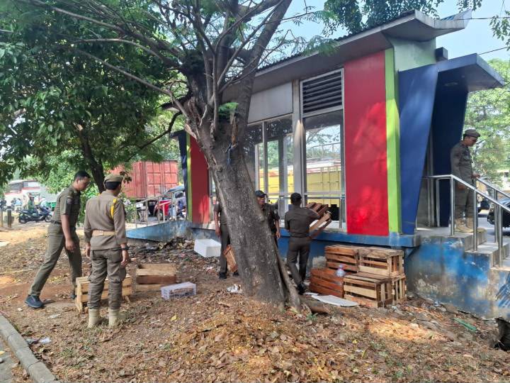 Respons Keluhan Masyarakat, Satpol PP Kota Tangerang Tertibkan PKL di Jalur Protokol
