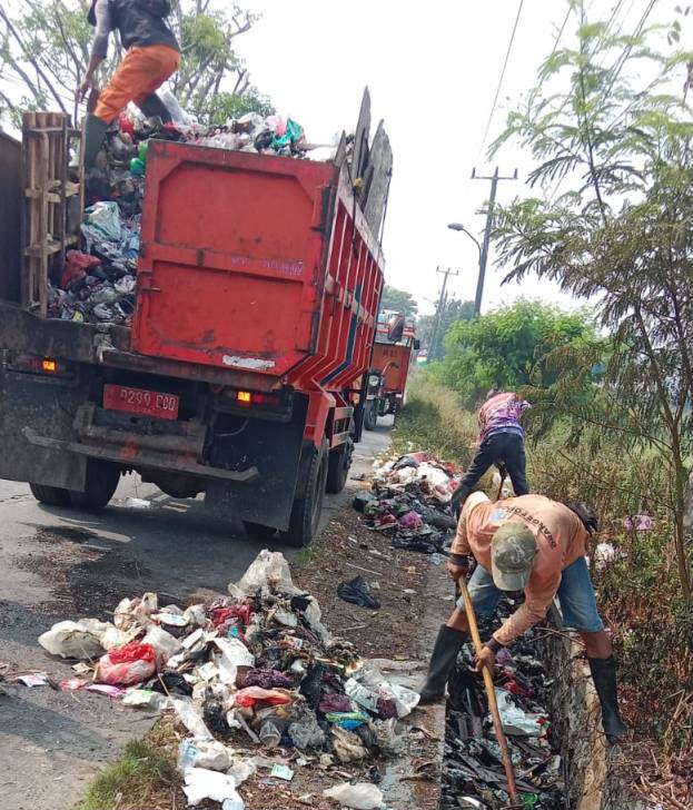 Respons Cepat Laporan Warga, DLH Kota Tangerang Bersihkan Tumpukan Sampah di Kedaung Wetan