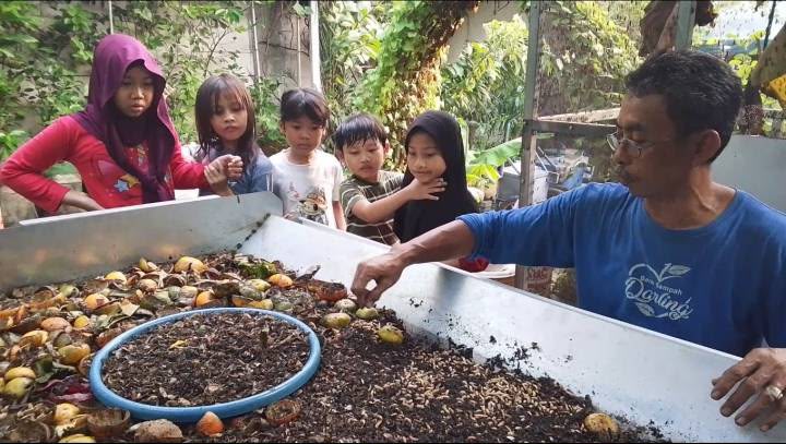 Kampung Darling Perkuat Program ProKlim Melalui Edukasi Maggot untuk Anak-anak