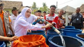 Darurat Kekeringan Akibat El Nino, Bupati Serang Ratu Zakiyah Salurkan Air Bersih dan Bantuan Pangan