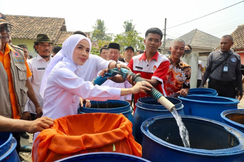 Darurat Kekeringan Akibat El Nino, Bupati Serang Ratu Zakiyah Salurkan Air Bersih dan Bantuan Pangan