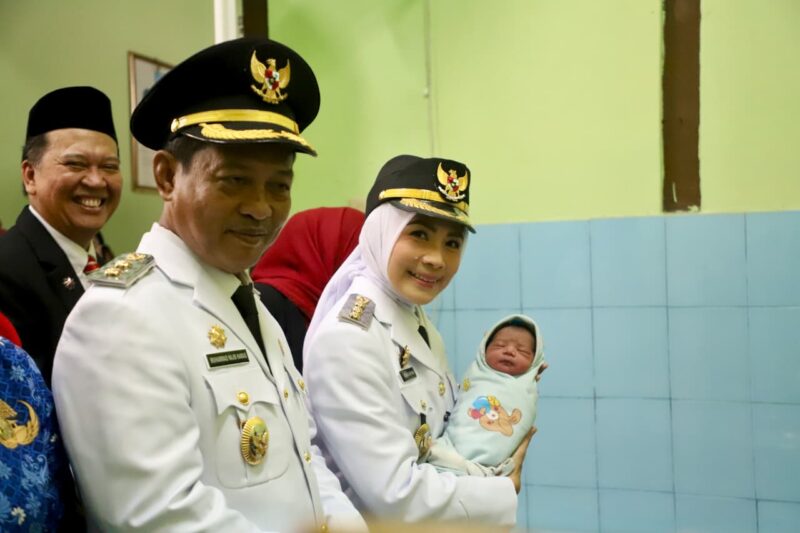 Lahir di HUT ke-81 RI, Bupati Serang Beri Nama Bayi Warga Kramatwatu Rachma Agustina