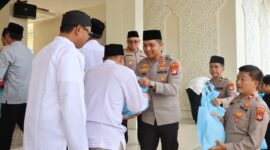 Jumat Peduli, Wakapolres Tangerang Bagikan Sembako untuk Sabuk Kamtibmas
