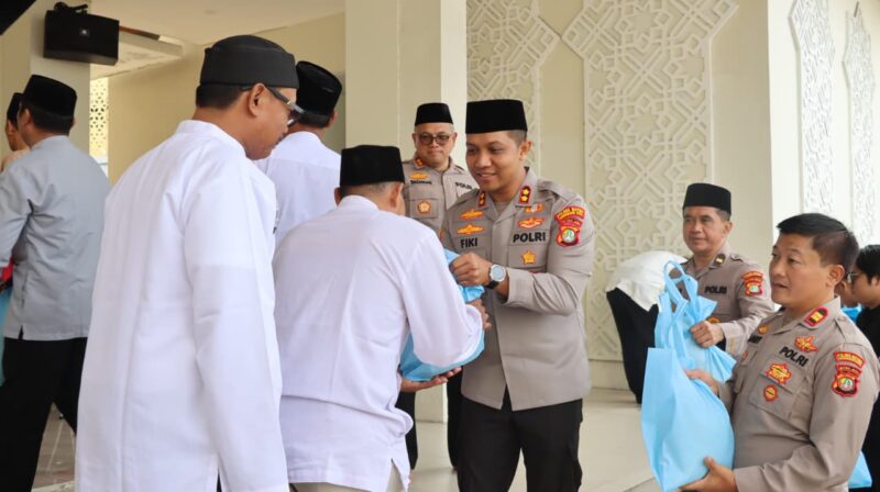 Jumat Peduli, Wakapolres Tangerang Bagikan Sembako untuk Sabuk Kamtibmas