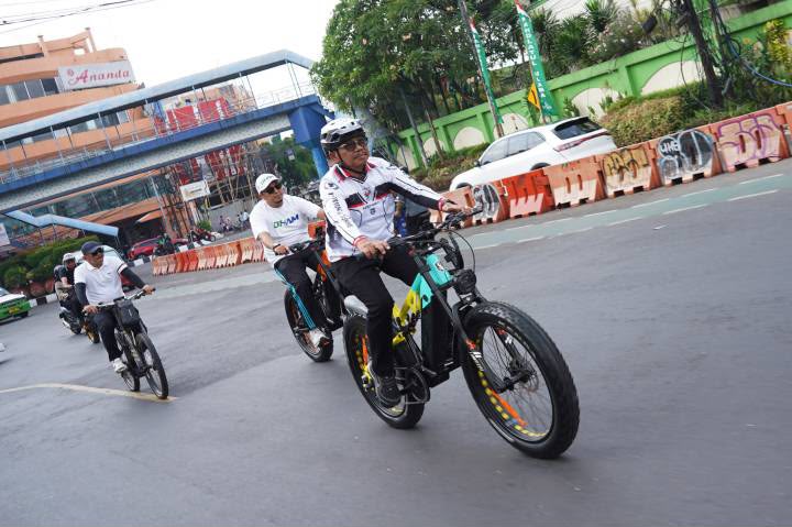 Pantau Progres Jalan M Toha dengan Bersepeda, Sachrudin Tekankan Percepatan Tanpa Kurangi Kualitas