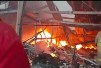 BPBD Kota Tangerang Bantu Penanganan Kebakaran Pabrik Tahu di Pondok Kacang Timur