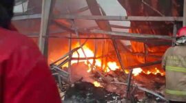 BPBD Kota Tangerang Bantu Penanganan Kebakaran Pabrik Tahu di Pondok Kacang Timur