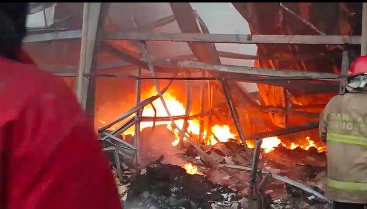BPBD Kota Tangerang Bantu Penanganan Kebakaran Pabrik Tahu di Pondok Kacang Timur