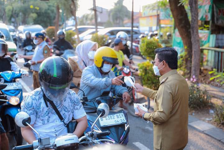 Abu Vulkanik Capai Jabodetabek, Pemkot Tangerang Bagikan Masker untuk Masyarakat