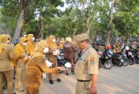 Dampak Abu Vulkanik Dinkes Kabupaten Tangerang Bagikan Masker ke Warga