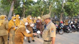 Dampak Abu Vulkanik Dinkes Kabupaten Tangerang Bagikan Masker ke Warga