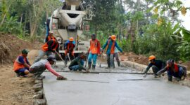 Warga Desa Cikedung Mancak Akhirnya Menikmati Jalan Mulus Betonisasi