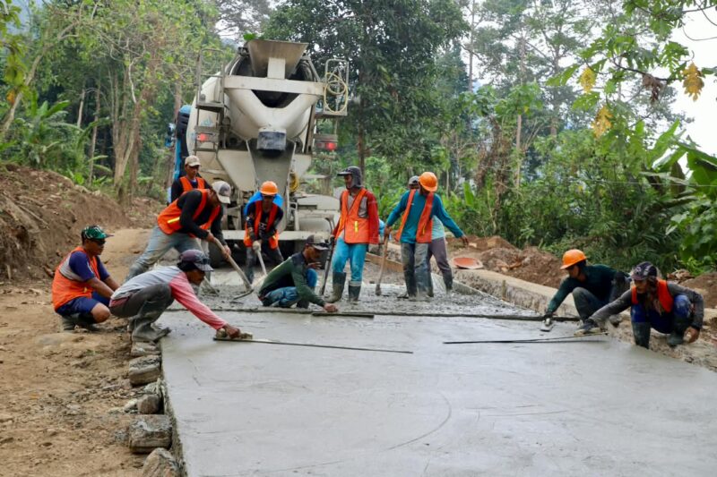 Warga Desa Cikedung Mancak Akhirnya Menikmati Jalan Mulus Betonisasi