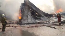 Pabrik Lampu Bohlam di Batuceper Terbakar, 60 Personel Damkar dan 16 Armada Dikerahkan