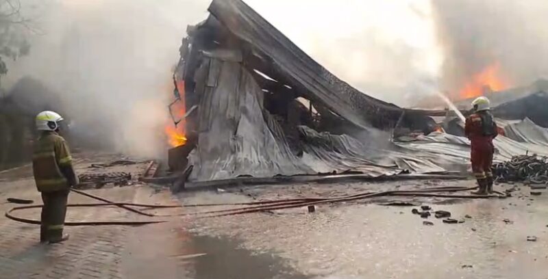 Pabrik Lampu Bohlam di Batuceper Terbakar, 60 Personel Damkar dan 16 Armada Dikerahkan